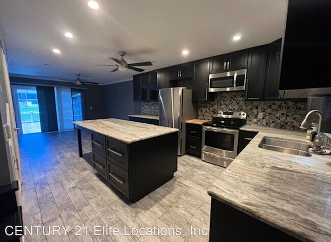 Building Photo - 2 br, 1.5 bath House - 13702 Orange Sunset...