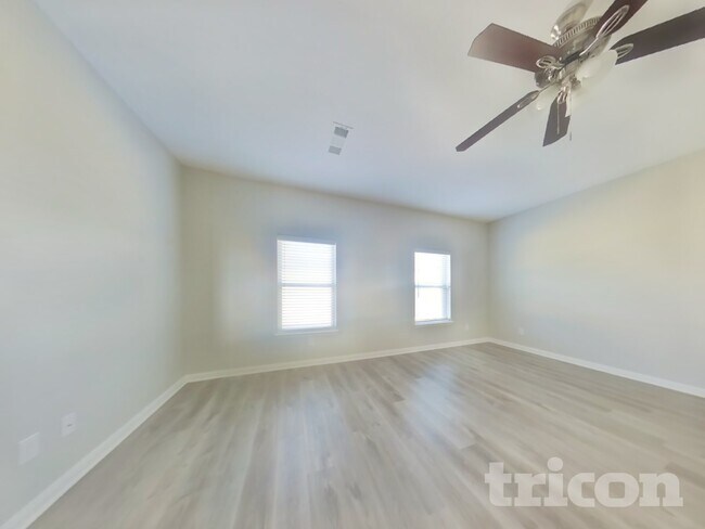 Foto del edificio - 5300 Persimmon Dr