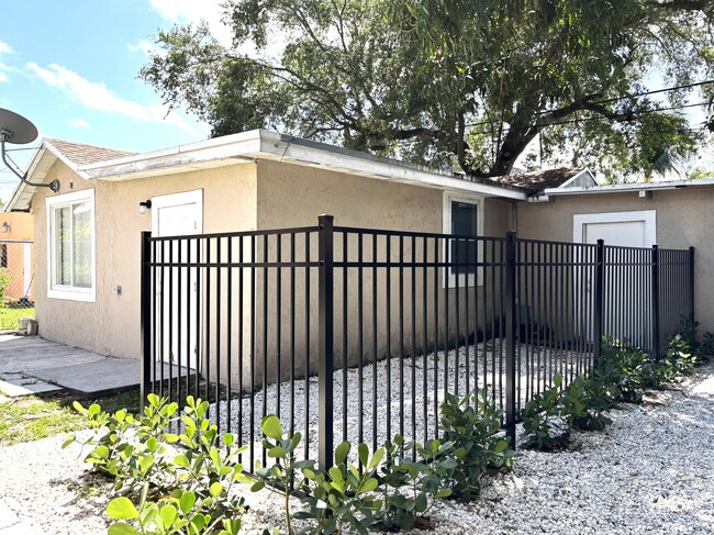 Building Photo - 876 NW 14th Ct