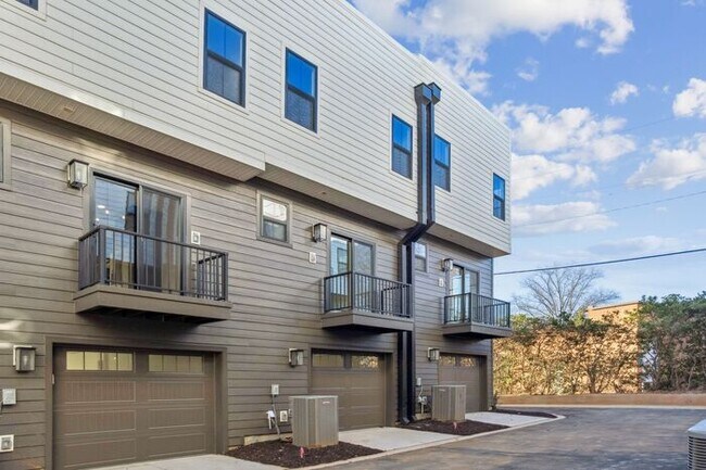 Foto del edificio - High-End 2BR Townhome | Rooftop Terrace + 2-Car Garage | 24-Unit Commnity