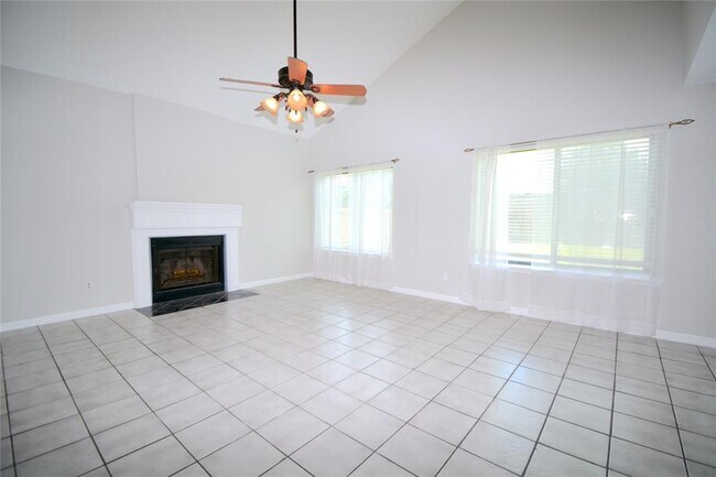 Foto del edificio - 18619 Spinney Ln