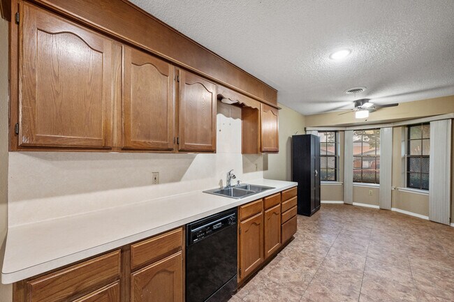 Building Photo - 1716 Ellington Dr