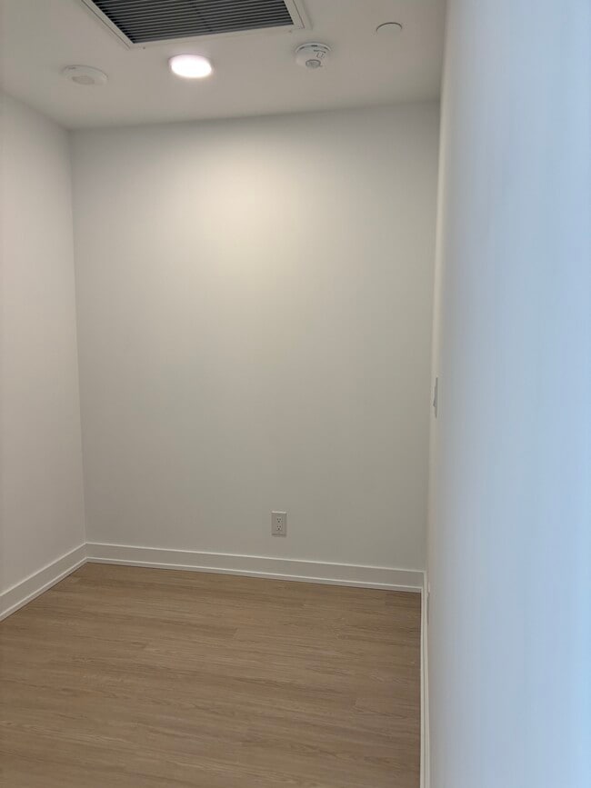 Building Photo - 699 Sheppard Av E