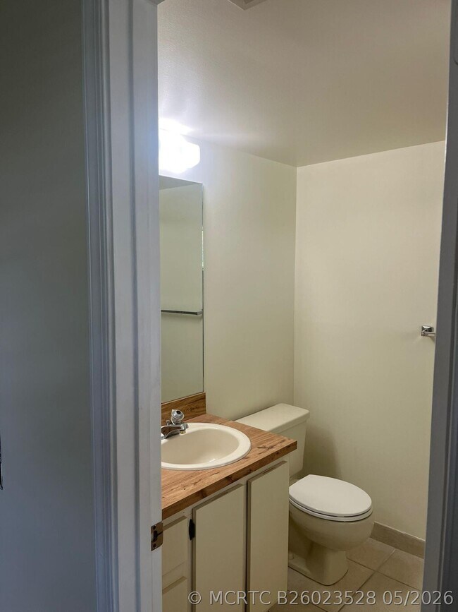 Building Photo - 9993 Three Lakes Cir