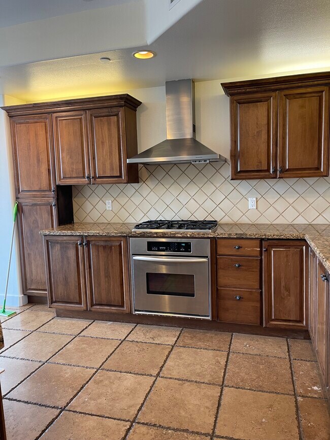 KITCHEN - 1310 Armacost Ave