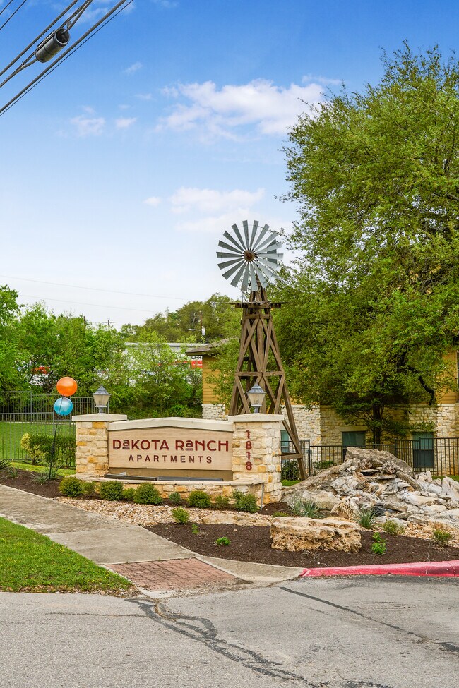 Foto del edificio - Dakota Ranch Student Apartments