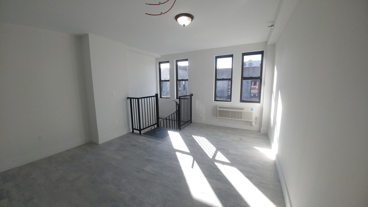 Primary Photo - 558 W 161st St