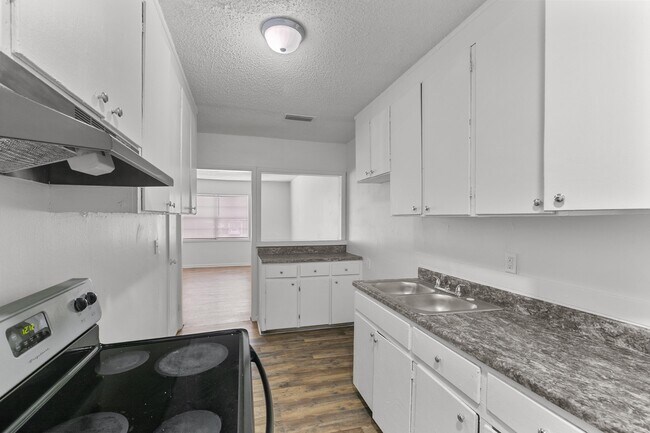 Building Photo - 1360 N Range St