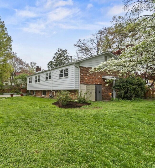 Building Photo - Fully furnished 1 + 1 basement unit / sep ...