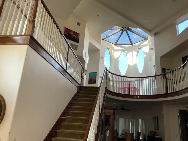 Building Photo - Spacious and Furnished 9 Bedroom House Nea...