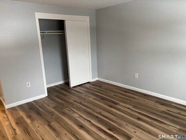 Foto del edificio - 329 Blackstone Vlg