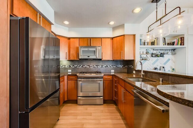 Foto del edificio - Modern Art Deco Two Bedroom Condo in Nob Hill