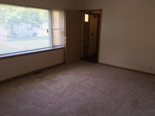 Building Photo - 6930 W. Appleton Ave. - 2 Bedroom Lower