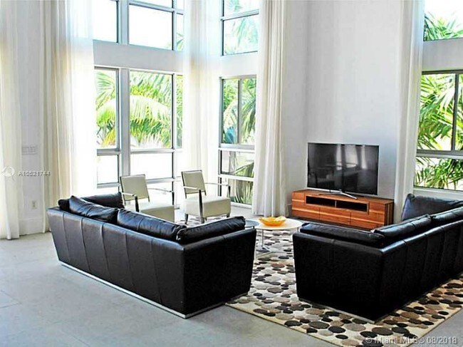 Building Photo - 826 Collins Ave