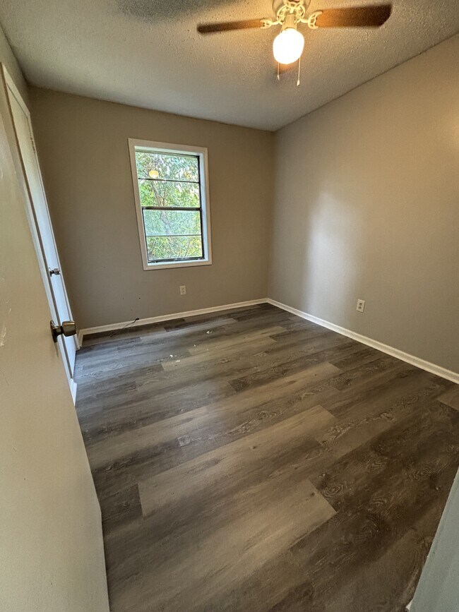Building Photo - 126 Jelk St