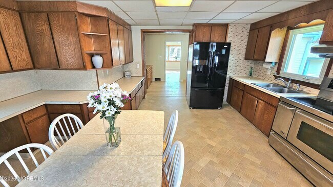 Foto del edificio - 12 Anderson Dr