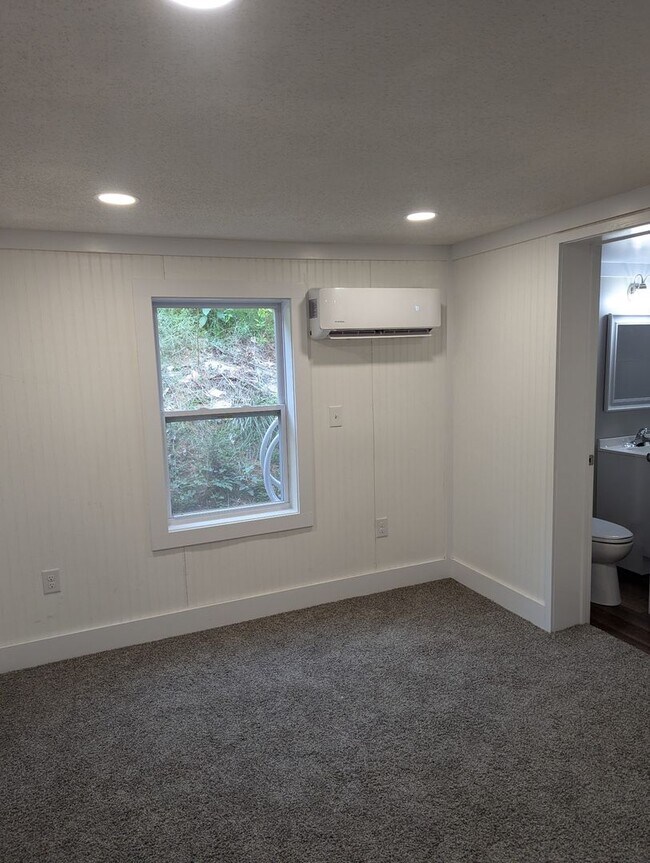 Building Photo - Remodeled 2 bedroom 1.5 bath home.