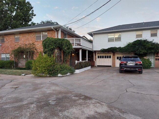 Building Photo - 2819 1/2 Eastgrove Ln