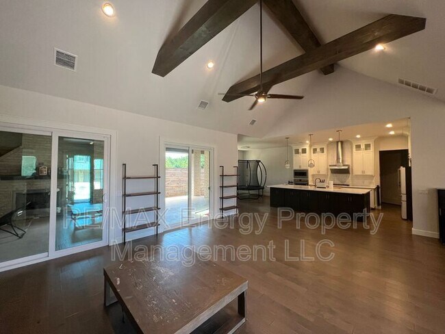 Building Photo - 440 St Claire Dr