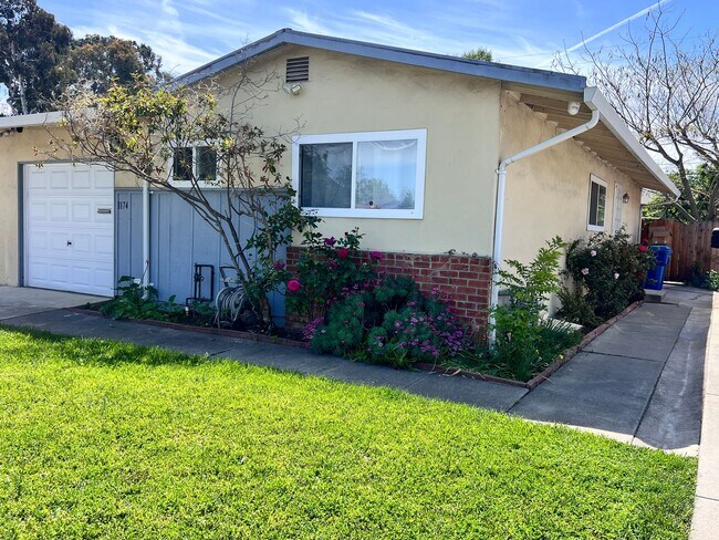 Building Photo - Campbell Duplex: 2 BR 1 BA with Garage & W...
