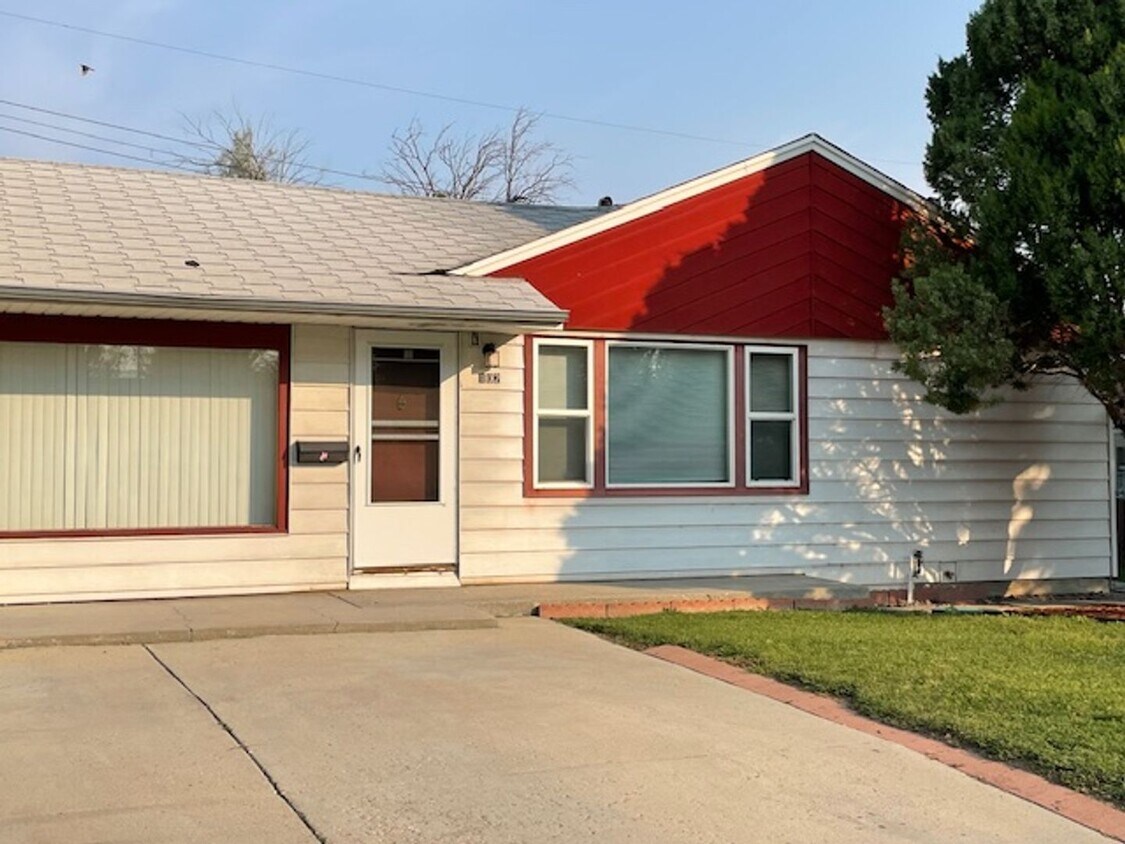 Foto principal - Three Bedroom / One Bathroom Home