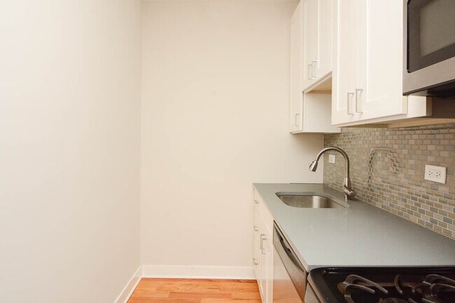 Foto del edificio - 2423 N Kedzie Blvd