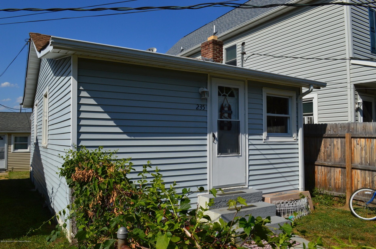 Primary Photo - 235 Bay Ave