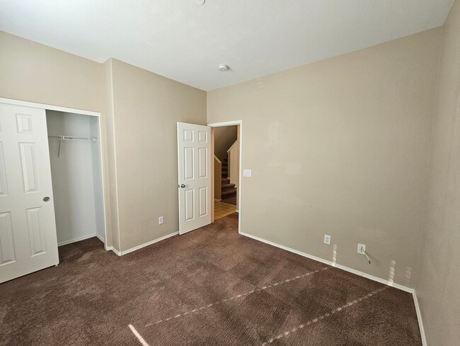 Building Photo - 4 Bedroom Summerlin Home w/ 1st Floor Prim...