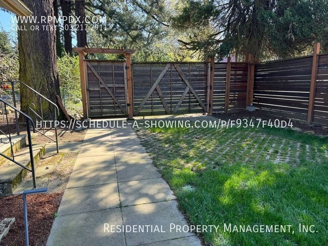 Building Photo - 1924 NE Portland Bungalow Located on a 1/4...