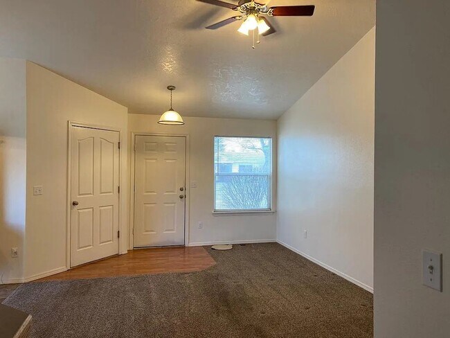 Foto del edificio - Beautiful 2 Bedroom 1 Bath Townhome with garage in Nampa!