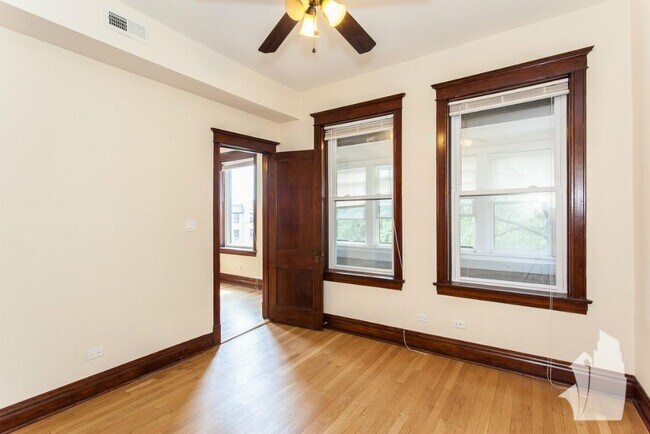 Foto del edificio - 1434 W Addison St