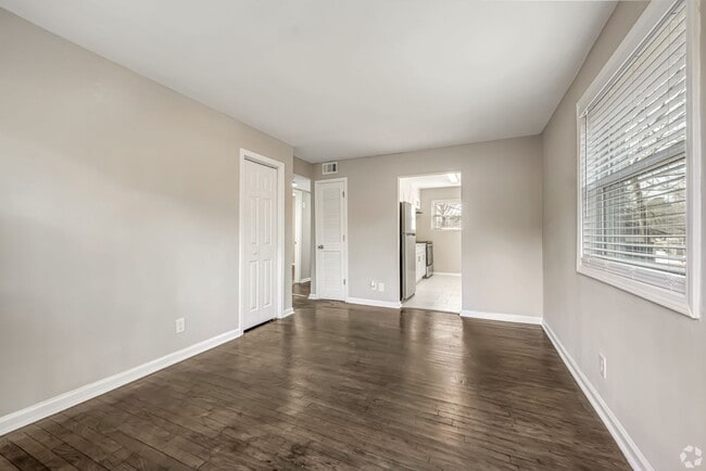 Building Photo - Comfortable 3BR Living with Easy Access to Everything