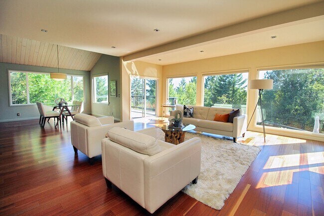 Foto del edificio - 3131 NW Luray Terrace