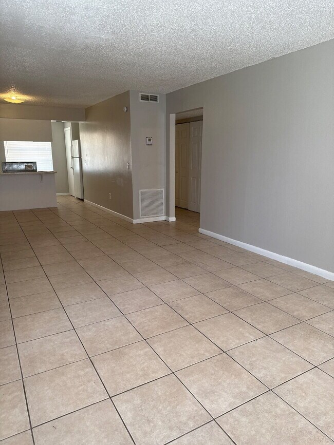 Foto del edificio - 2 bedroom  1 bath available for immediate occupancy.