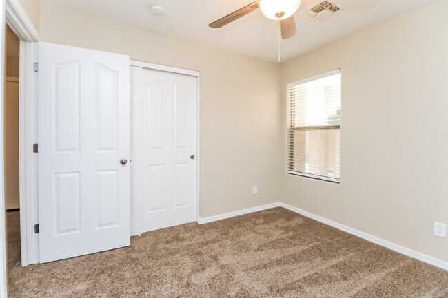 Building Photo - 900 W Desert Canyon Dr