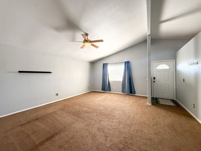 Foto del edificio - 29 Palms Home with Attached Garage