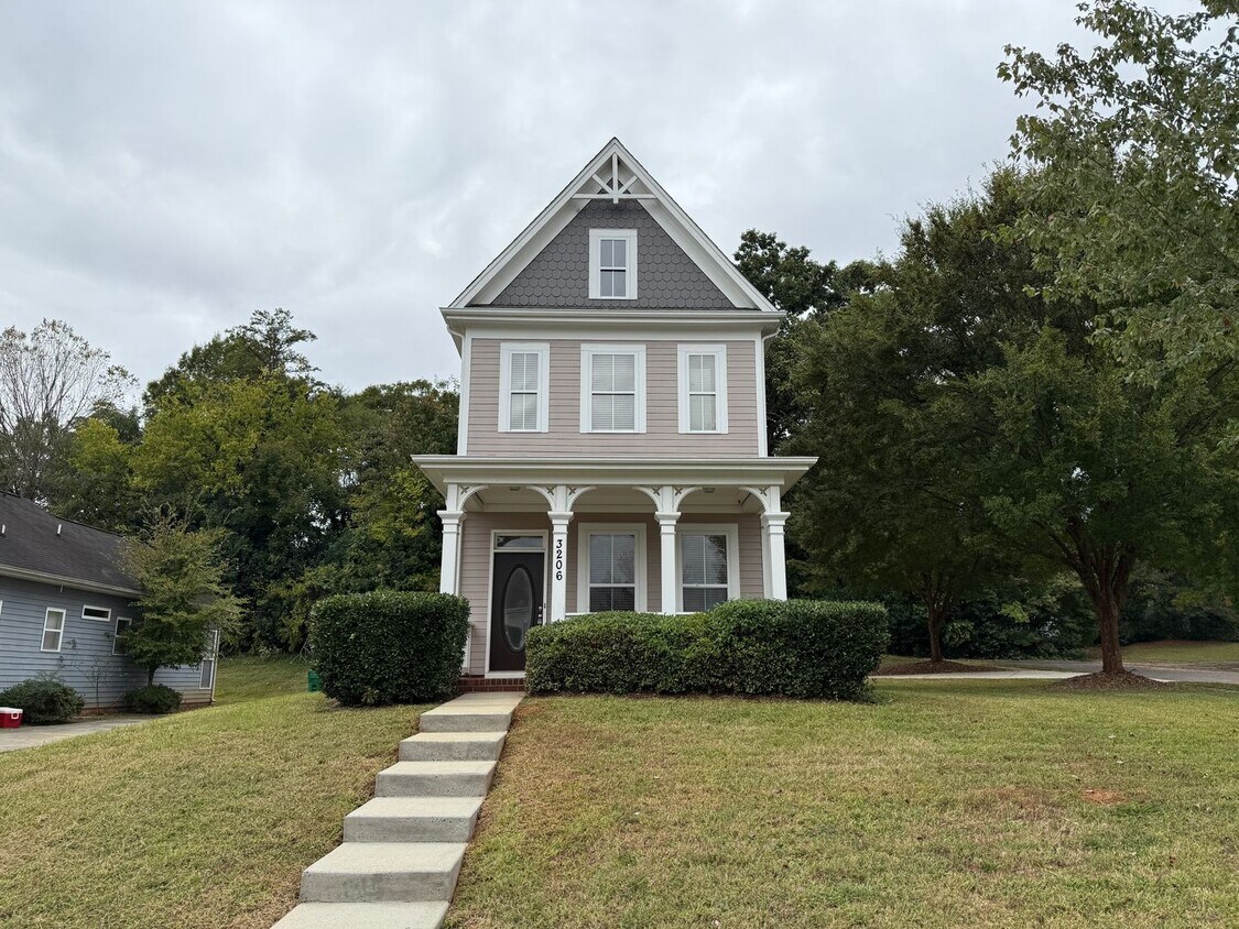 Foto principal - 3206 Hiram St