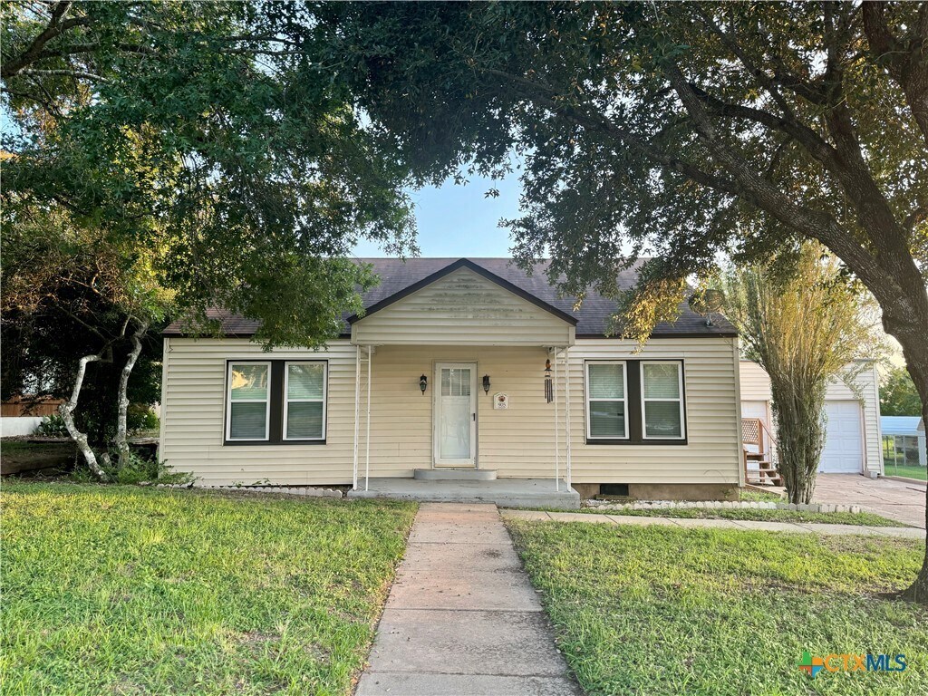 Primary Photo - 905 E Main St