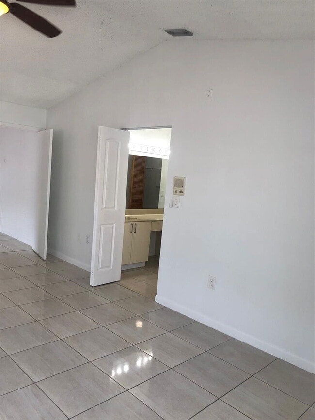 Foto del edificio - 6132 NW 181st Terrace Cir W