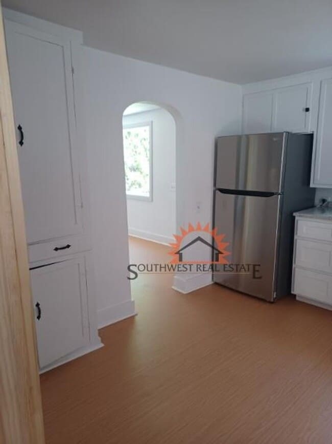 Building Photo - Charming 2 bedroom 1 bathroom home