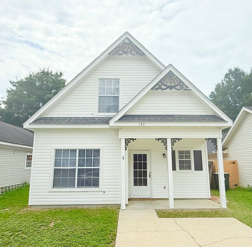 Foto principal - 3 Bed/3 Bath Cottage Style Home