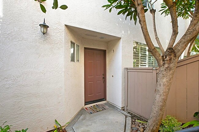 Building Photo - 5554 Renaissance Ave