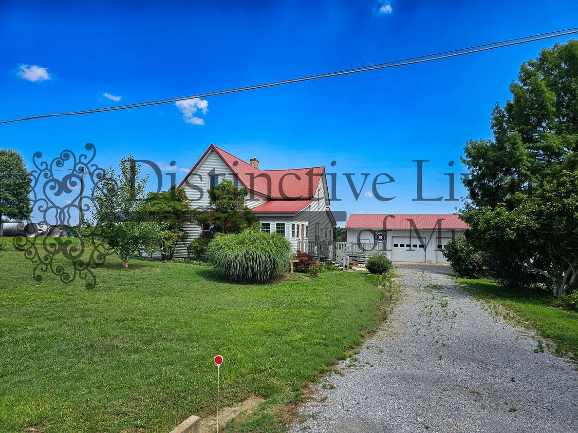 Foto principal - 3 Bed 1.5 Bathroom Charming Country Home i...