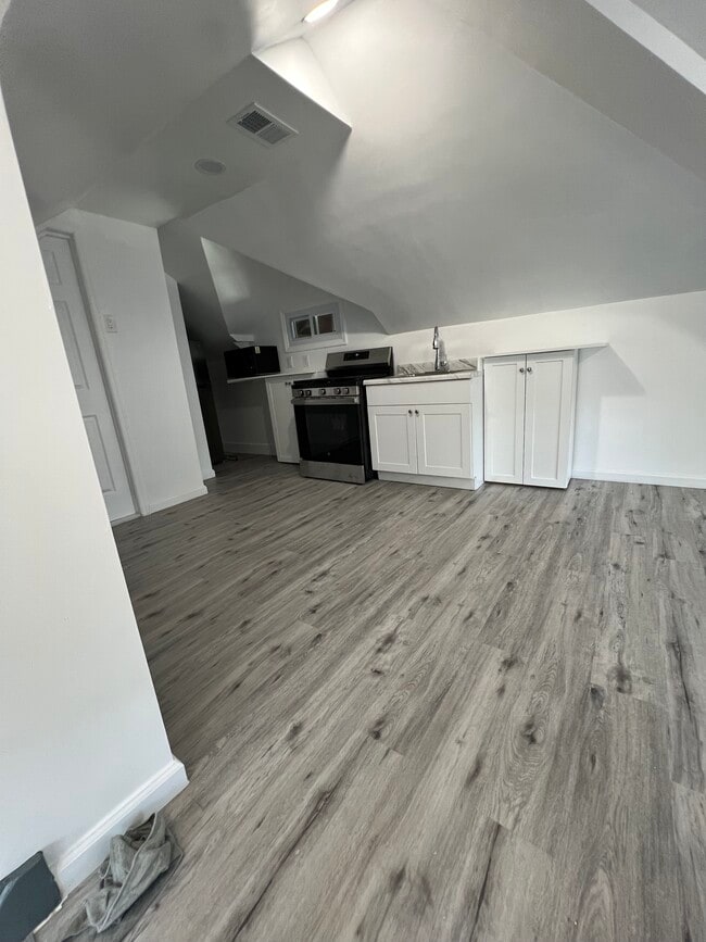 Building Photo - 1341 E 2nd St