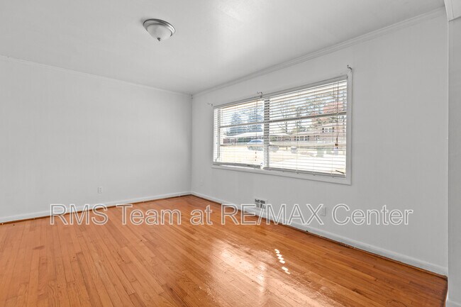 Foto del edificio - 4010 Emerald Lake Dr