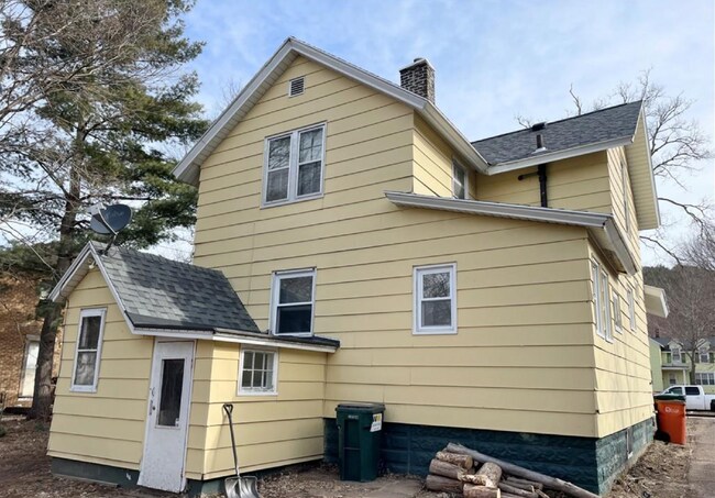 Building Photo - Nice 4 bed 2 bath with huge backyard