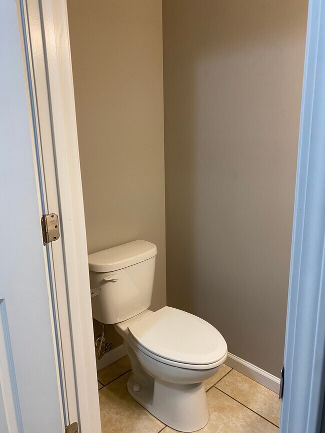 Building Photo - 2610 Colonial Dr