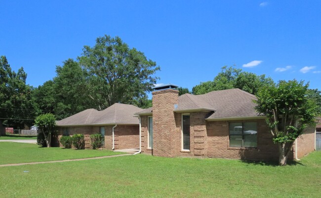 Building Photo - Whitehouse ISD! Beautiful 3 Bedroom, 2 Bat...