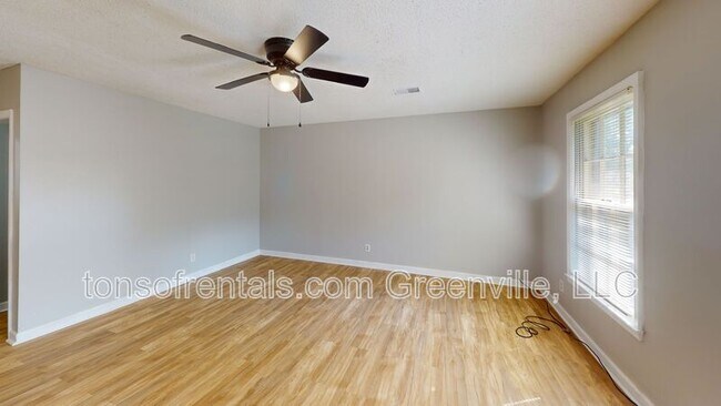 Foto del edificio - 166 Hidden Hill Rd