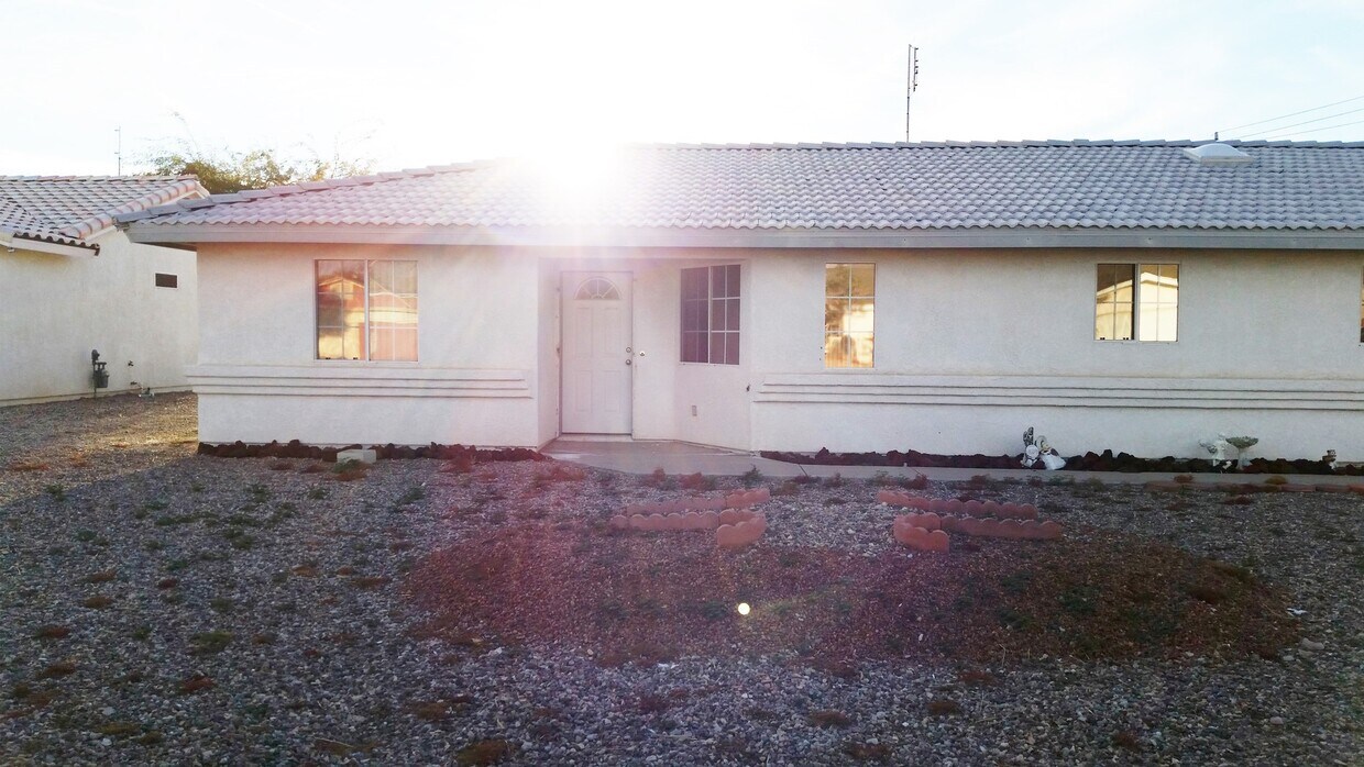 Foto principal - 3 Bedroom, 2 Bath, 2 Car Garage